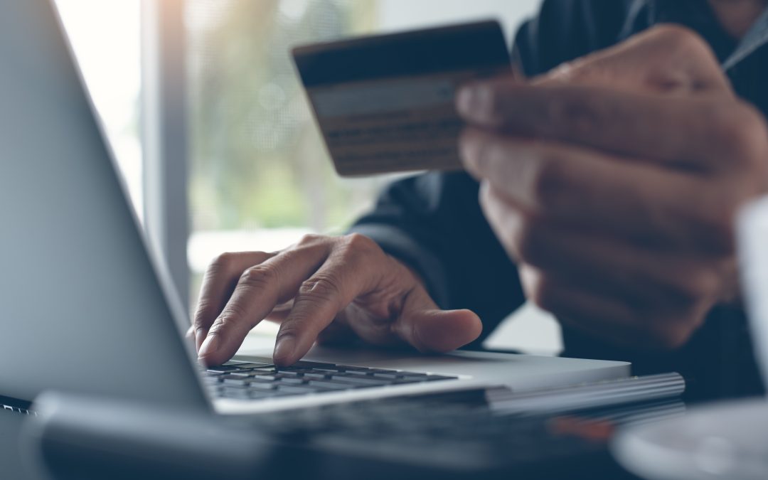 Jak bezpečně platit kartou na internetu?